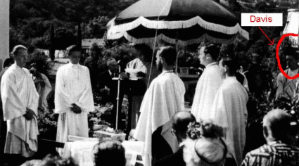 Paramahansa Yogananda e Roy Eugene Davis (a destra in fondo) il giorno dell'inaugurazione del Santuario di Lake Shrine a Pacific Palisades - California (1951)